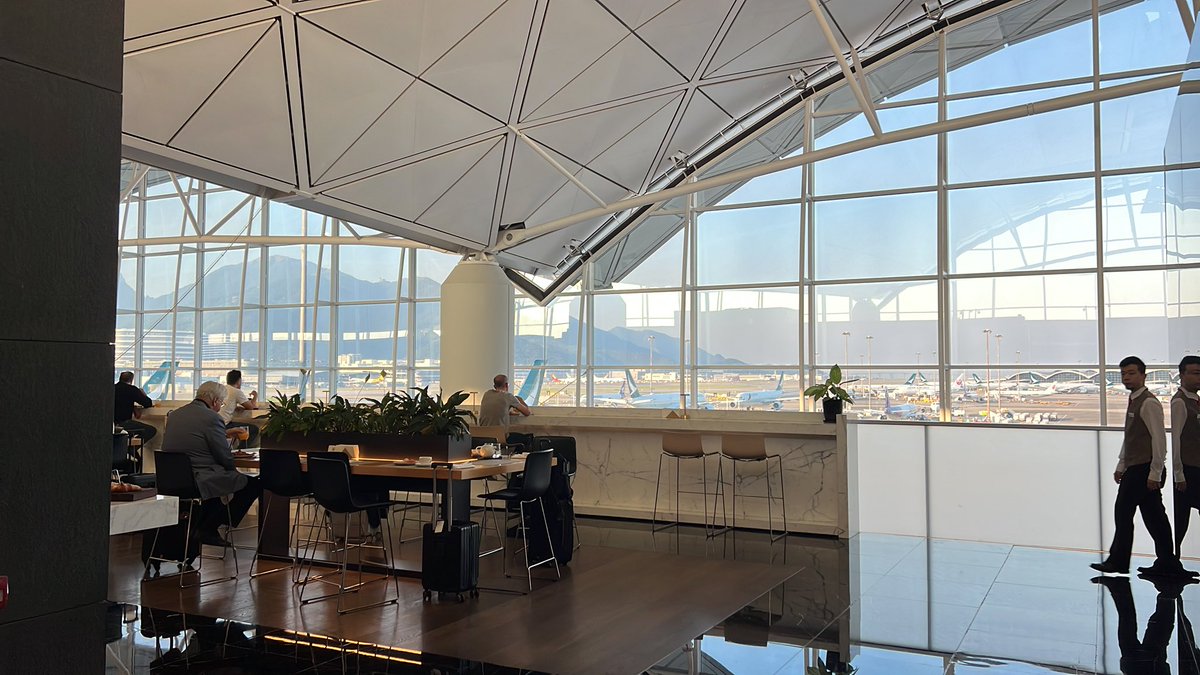 LChew77's tweet image. #cathaypacific #thewing #firstclasslounge 

Fantastic especially the cabana shower room