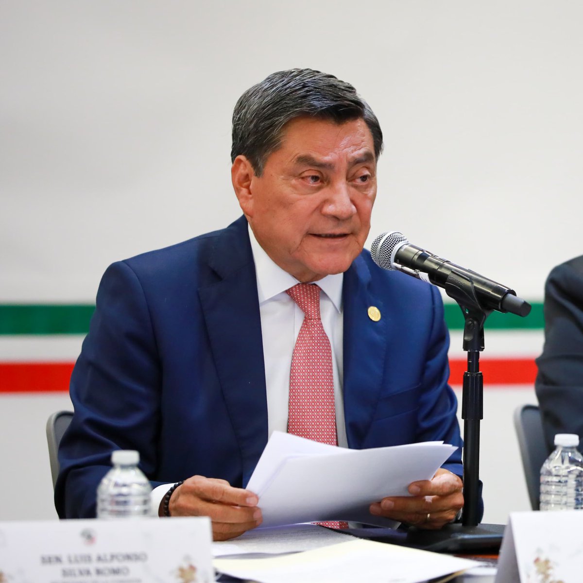 “Con orgullo decimos: hoy garantizamos en el Senado, que tu sueldo no volverá a perder valor. La reforma busca estabilizar el salario mínimo por encima de la inflación. Esta es una demanda histórica de la clase trabajadora y un triunfo para la justicia social”.
Sen. <a href="/oscar_canton/">Óscar Cantón Zetina</a>