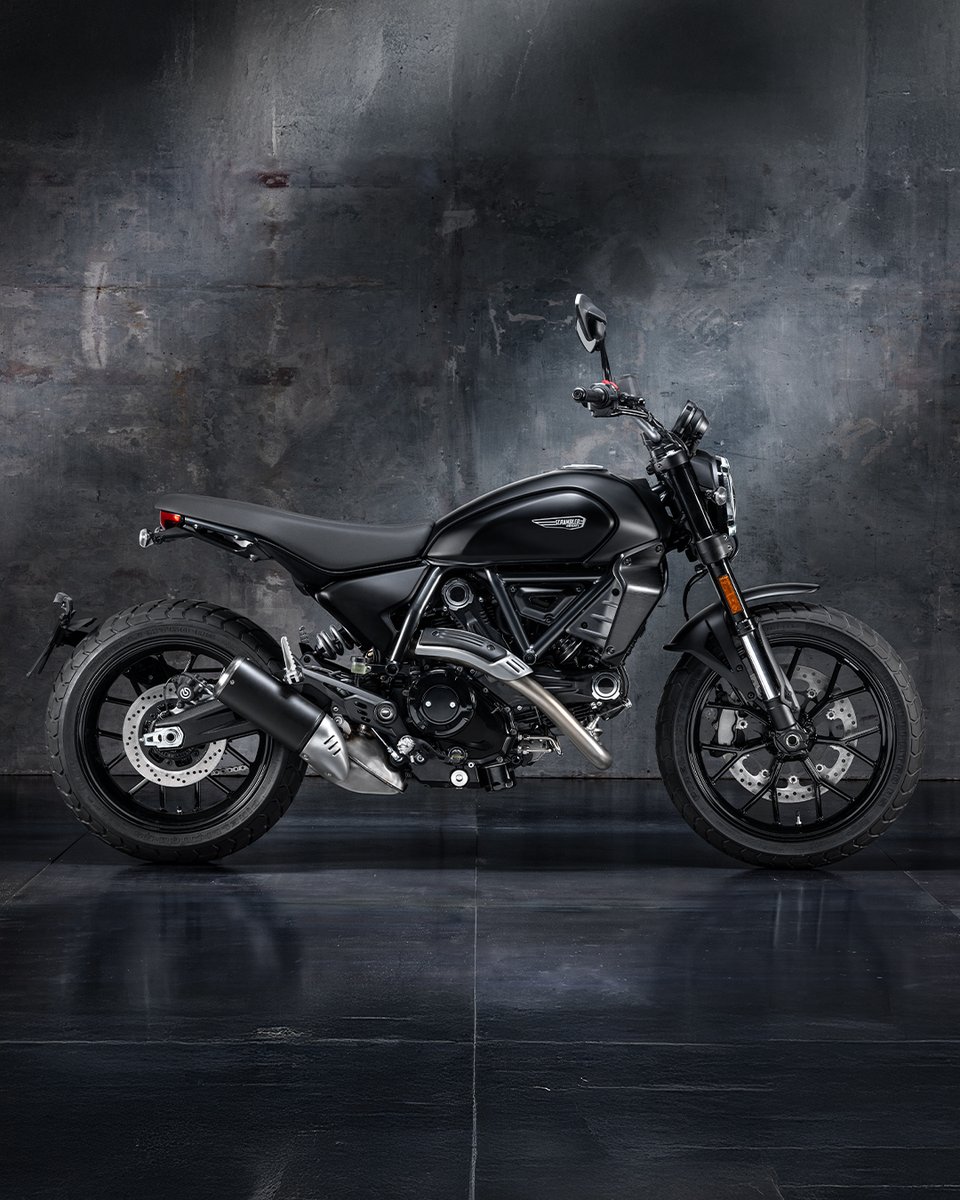 ducati_japan's tweet photo. ニューモデル発表！ドゥカティ・スクランブラーから２つの2025年モデルが登場。

ブラック＆ブロンズの個性的なストリート・トラッカー・スタイルの新型フルスロットル。

ミニマル・エレガントなアイコンのスタイルが引き立つ、オールブラックのアイコン・ダーク

詳細→https://t.co/ZbXCFVtHqd https://t.co/r8fIO9g2IS
