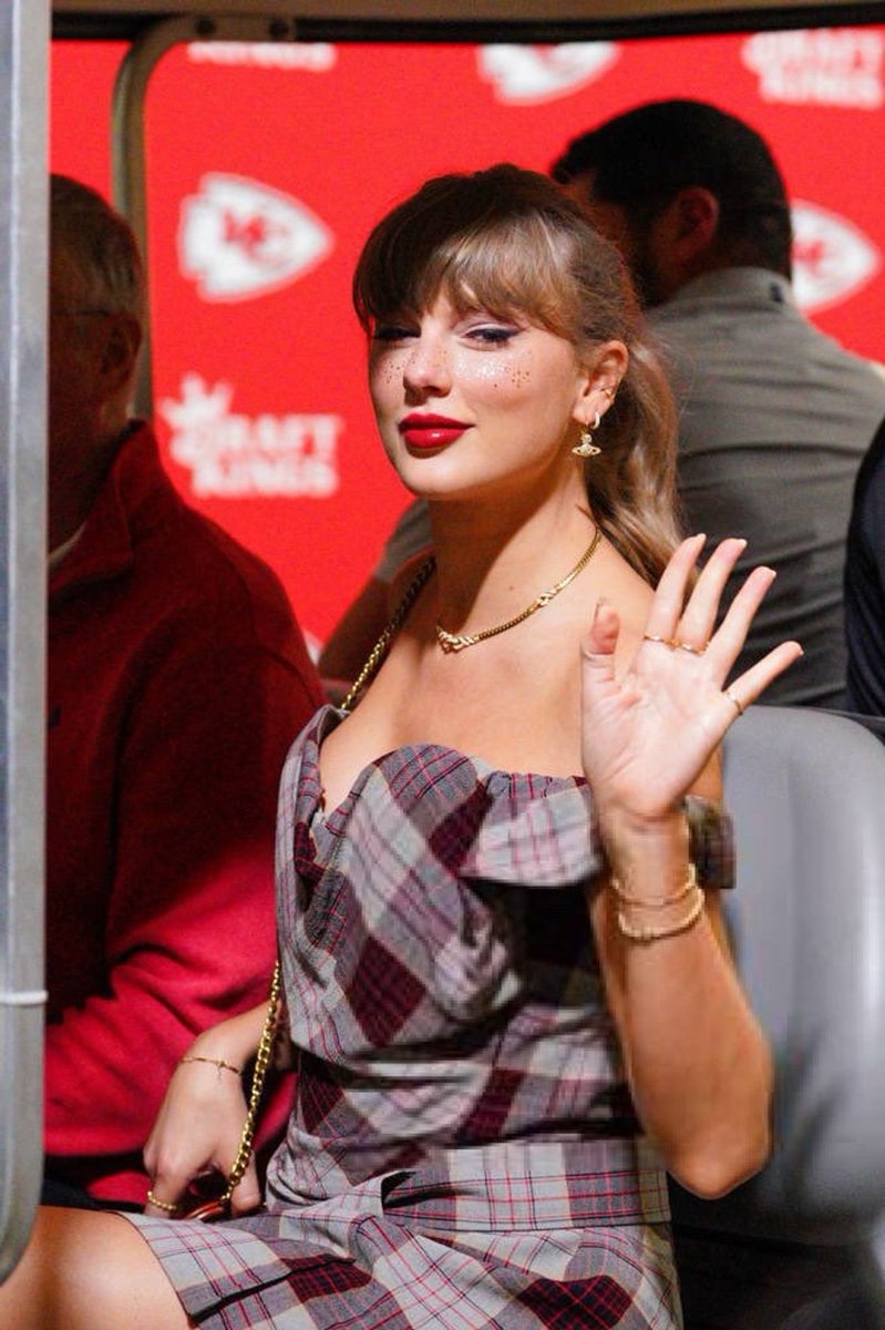 TheSwiftSociety's tweet photo. Tayprincess waving https://t.co/TWjYy4Mb0O