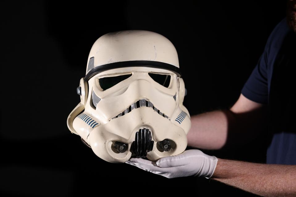 ForbesEnt's tweet photo. Instantly recognizable items from 'Star Wars' movies, 'Back to the Future Part II,' 'Gladiator,' and more are in the Propstore sale expected to gross over $13 million.
https://t.co/NwPhaHVpS3 https://t.co/hWDPhLXmoc