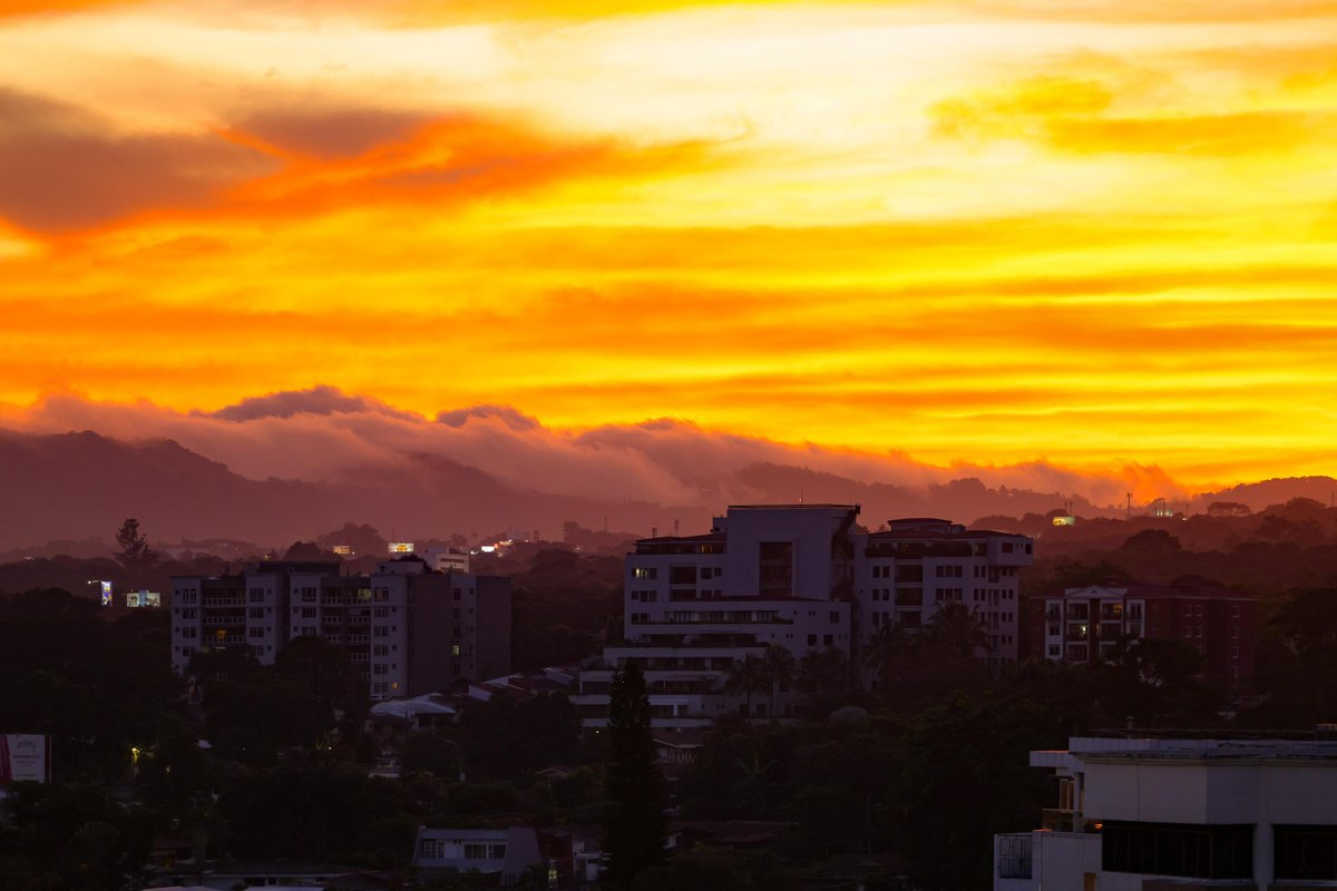 MITURElSalvador's tweet photo. La belleza de la naturaleza nunca deja de sorprendernos. 🌇

Atardecer en San Salvador, zona de San Benito. 😃🇸🇻 https://t.co/BZZZusAn71