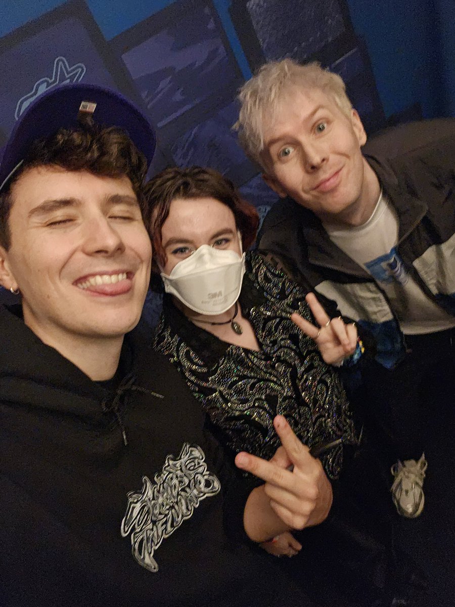 firebirdhowell's tweet image. omg guys they&apos;re real and i taught them how to take a real 0.5 picture #seatit #terribleinfluence