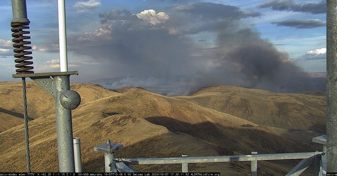 #CastleRidgeFire is 4 miles north of Midas, NV, and as of this morning, was estimated to be 5,700 acres and 10% contained. 

Wildfire camera: alertnevada.live/cam-console/12…
Updates: inciweb.wildfire.gov/incident-infor…
📷: Midas Peak camera, 5:18 PM