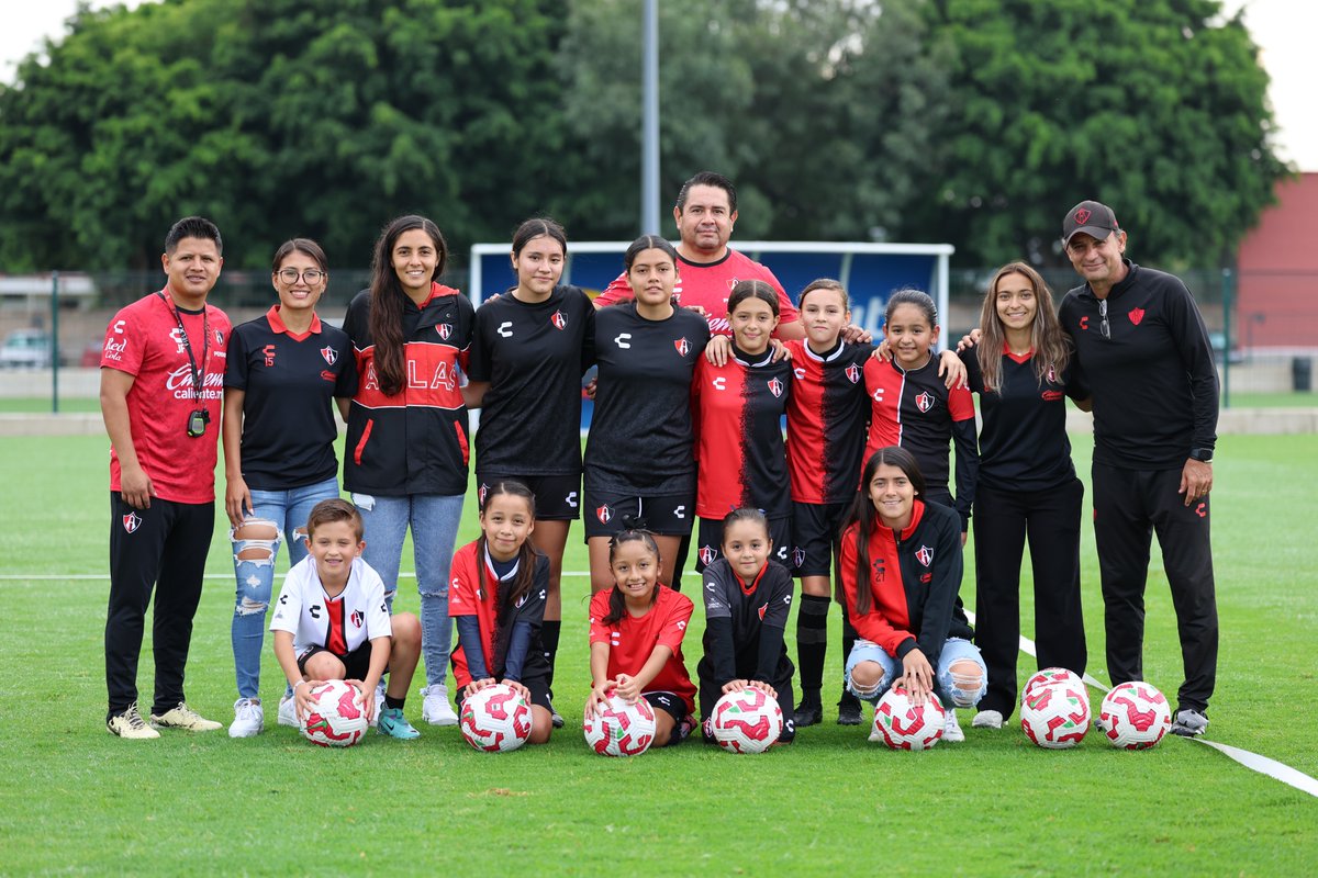 ¡El día de hoy tuvimos visitas de lujo en Academia AGA! 🤩

Gracias a <a href="/Suburbia_Mexico/">Suburbia México</a>, nuestras Rojinegras más pequeñas del CEFOR asistieron a una clínica de Fútbol impartida por nuestro Profe, Roberto Medina y jugadoras del Primer Equipo Femenil. ❤️🖤