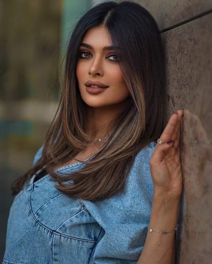 أعشق رائحة جسدگِ
ودندنة أنفاسگِ 
أعشق أحتواء أحضانگِ
و النظر إلى عينيگِ بنقاء
أقسم أن رائحتگِ دواء
ل روحي