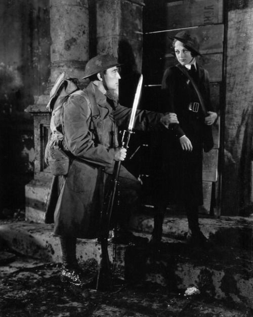FriendlessGhoul's tweet photo. Buster Keaton and Sally Eilers
Doughboys (1930)
#busterkeaton #damfino #oldhollywood #talkies #precode #sallyeilers https://t.co/hgYyc93UcV