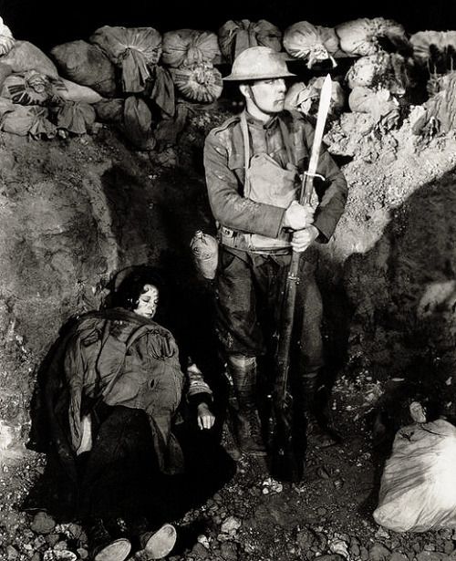 FriendlessGhoul's tweet photo. Buster Keaton and Sally Eilers
Doughboys (1930)
#busterkeaton #damfino #oldhollywood #talkies #precode #sallyeilers https://t.co/hgYyc93UcV