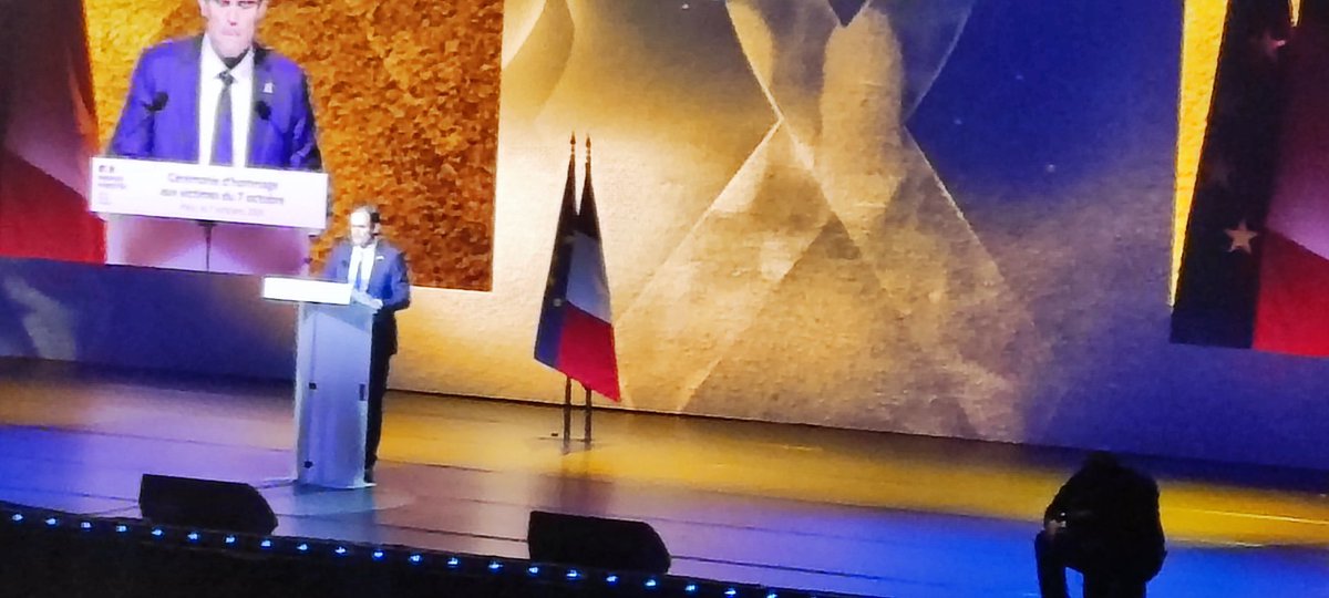 Direct_IBNogent's tweet photo. Magnifique soirée de commémoration du 7 octobre organisée par @Le_CRIF 
Des discours forts de @Yonathan_Arfi et @MichelBarnier, Macron, Hollande et LFI hués par l'assistance, Sophie Aram et B-H Lévy ovationnés, une minute de silence impressionnante... pour ne jamais oublier ! https://t.co/Qi47mnPUvQ