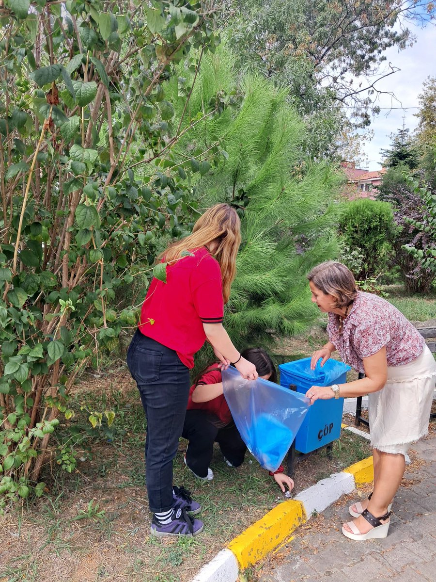 Öğrencilerimiz Dünya Temizlik Günü” kapsamında öğretmenlerimiz Sevim KÜÇÜK ve Emine AKYÜZ danışmanlığında okul bahçemizde etkinlikler gerçekleştirdi. #meslekieğitim #trabzonmem #mesleklisesi #ticaretlisesi <a href="/tcmeb/">Millî Eğitim Bakanlığı</a> <a href="/Trabzon_MEM/">Trabzon İl Millî Eğitim Müdürlüğü</a> <a href="/cemilkarakas3/">cemilkarakas</a> <a href="/orhangenc2023/">Orhan Genç</a>
