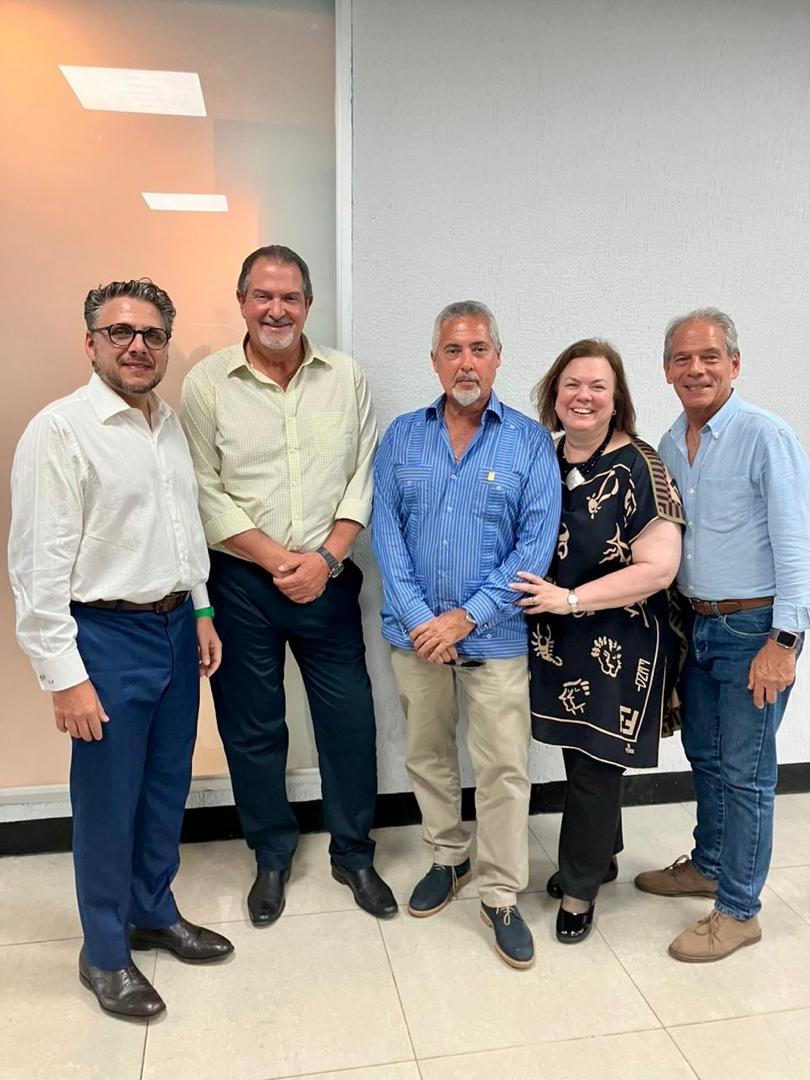 FedecamarasMon's tweet photo. #FedecamarasMonagas. 
Éste #4DeOctubre el Presidente de FEDECÁMARAS ADÁN CELIS otorgó botón de oro al Empresario FERNANDO FRIAS, como condecoración y reconocimiento por su excelente labor frente a FEDECAMARAS MONAGAS en los períodos 2019-2022/2022-2024, impulsando el desarrollo. https://t.co/6qYMWTdXVc