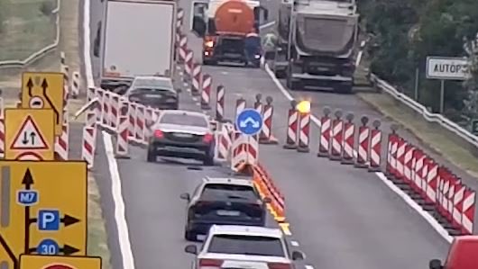 iG6500's tweet photo. @Zoli_Bojtos_ @gabor_legrady Az Maybach ne proli Mercizd le! 😁
Egyébként is kukába rakta! 🤭
#mostvagysoha #🍊ghetszi #fakenews https://t.co/FFCaGEyJP7