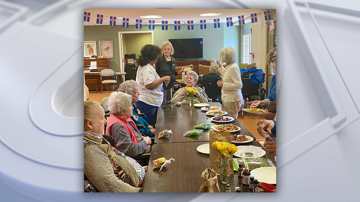 ClariceFox4's tweet photo. HERE'S TO YOU: Dallas County Master Gardeners give  6,000 volunteer hours each year @JFCommunities They held a potpourri party w/flowers, herbs &amp; spices grown on campus. Residents made 2 sachets &amp; had fun mixing colors textures &amp; aromas Show me volunteers Clarice.Tinsley@FOX.com https://t.co/TmAvCnjEXr