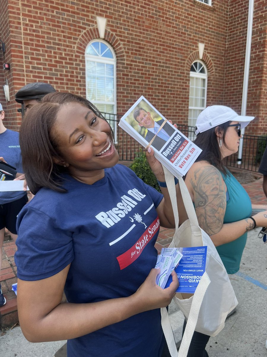 YoungDemsofCM's tweet photo. Our Young Democrats of SC Day of Action was jam packed with young folks in the Lexington County streets encouraging South Carolinians to #VoteBlue this election! 🗳️ @YoungDemsofSC #YDSC #SCPol https://t.co/lEf1T4fHfd