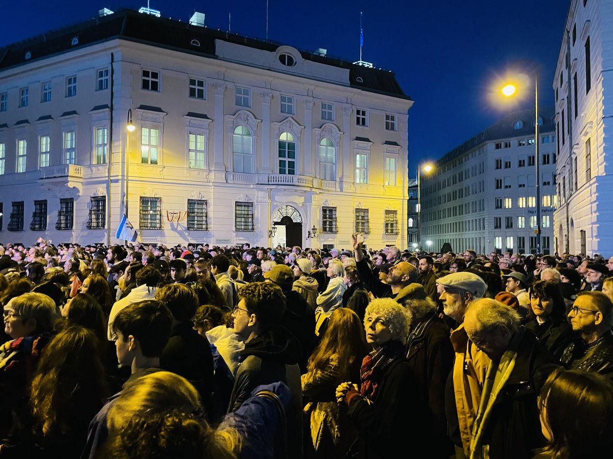Es ist ein Abend der Trauer und ein Abend der Hoffnung - setzen wir gemeinsam ein Zeichen des Friedens! Ein starkes Zeichen der Solidarität - wir sind Seite an Seite!
Austria stands with Israel!
#BringThemHome #October7