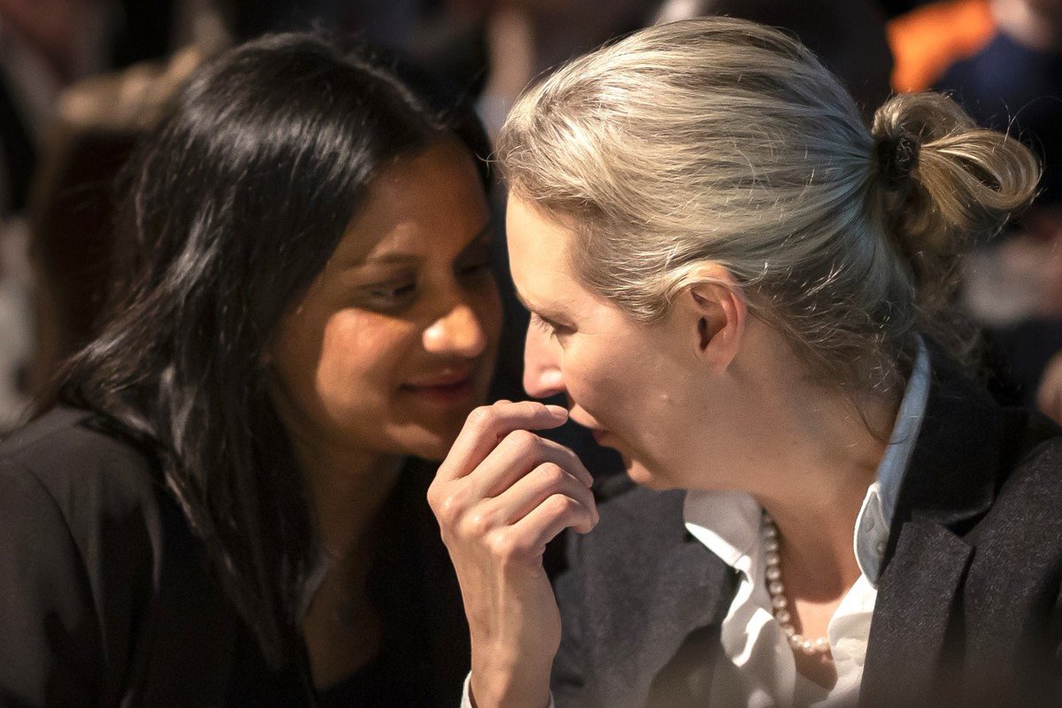 Der Kanzlerkandidat der Mann-Frau-Kind-Partei, die gegen Migranten hetzt.
#AfDmachtDumm