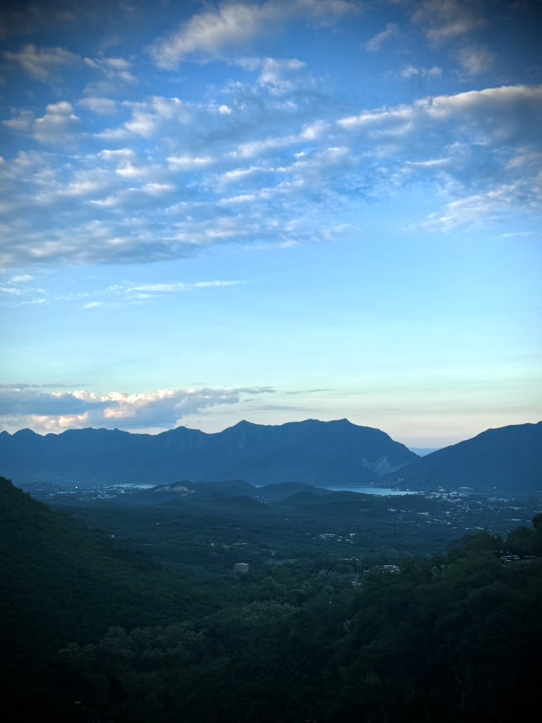 Ese espejo es la Presa Rodrigo Gomez "La Boca" en Santiago NL vista desde la Carretera a "Cola de Caballo" NL siempre Ascendiendo Siempre Resurge 🇲🇽⛰️🤠