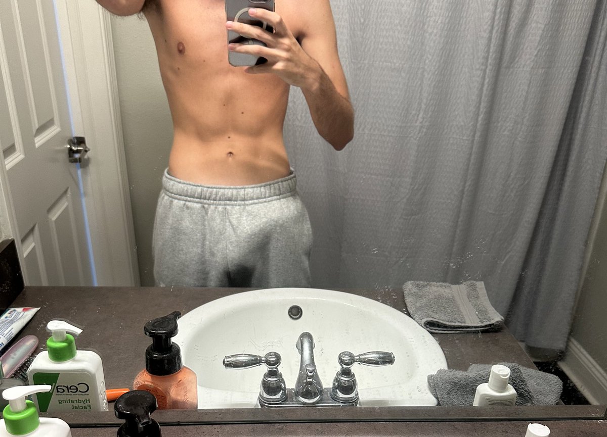 ZacUKCollegeBro's tweet photo. Tis Grey Sweatpants season https://t.co/DF4Q9PbteS
