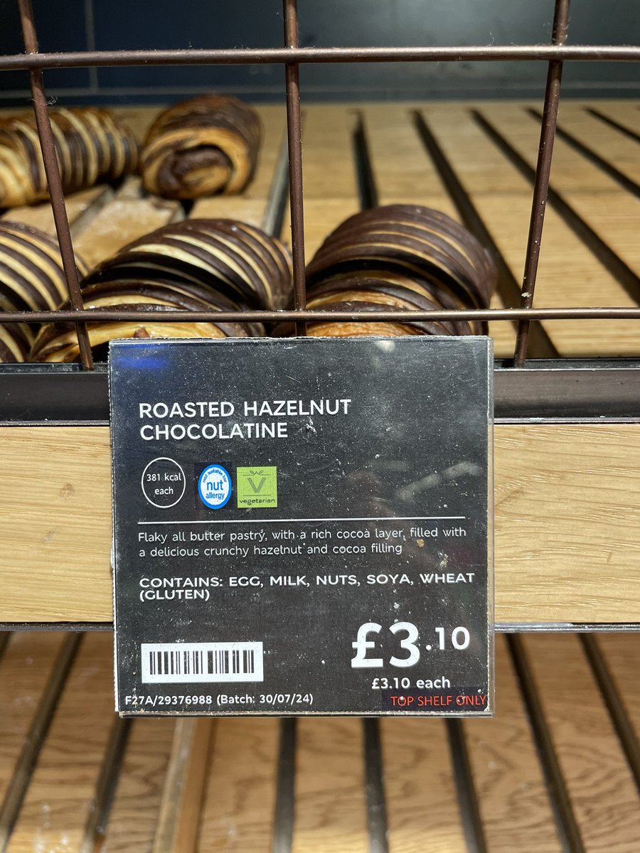CecileComm's tweet image. En direct de Londres, grosse prise de position de @marksandspencer dans le débat pain au chocolat vs chocolatine 😬