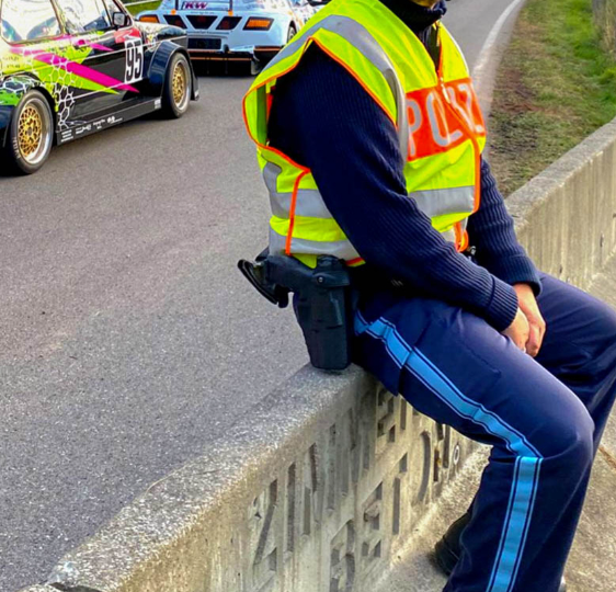 Ich bin mir nicht ganz sicher ob man das Bild so bei Facebook posten sollte <a href="/polizeiSWN/">Polizei Schwaben Nord</a>.
Fällt das, auch vor Ort, niemandem auf?