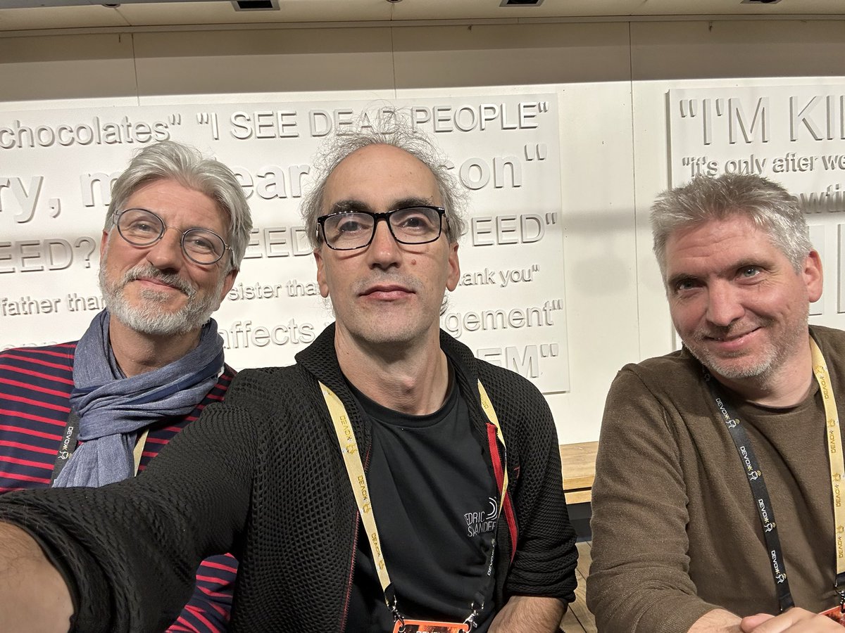 Conference Driven Development at the famous <a href="/Devoxx/">Devoxx</a> tables, with <a href="/SvenNB/">Свен Реймерс 🇪🇺❤️🇺🇦💪🏼</a> and <a href="/erwin1/">Erwin Morrhey</a> , in preparation for our #JTaccuino talk tomorrow