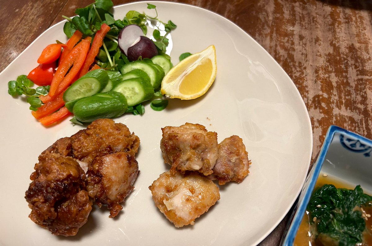 夕ごはんは血湧き鶏肉躍る頂き物の梅しそから揚げ(右/めちゃ旨い!)と、いつもの通常から揚げ(左/安定して旨い!)の2種類。昨日ジャパン祭で手に入れた柚子ドレッシングをサラダにかけたら想像以上の味わい!今後サラダが楽しみになりそう!デザートは最後1個の福島産の梨。絶品に涙! #葉キッチン 
