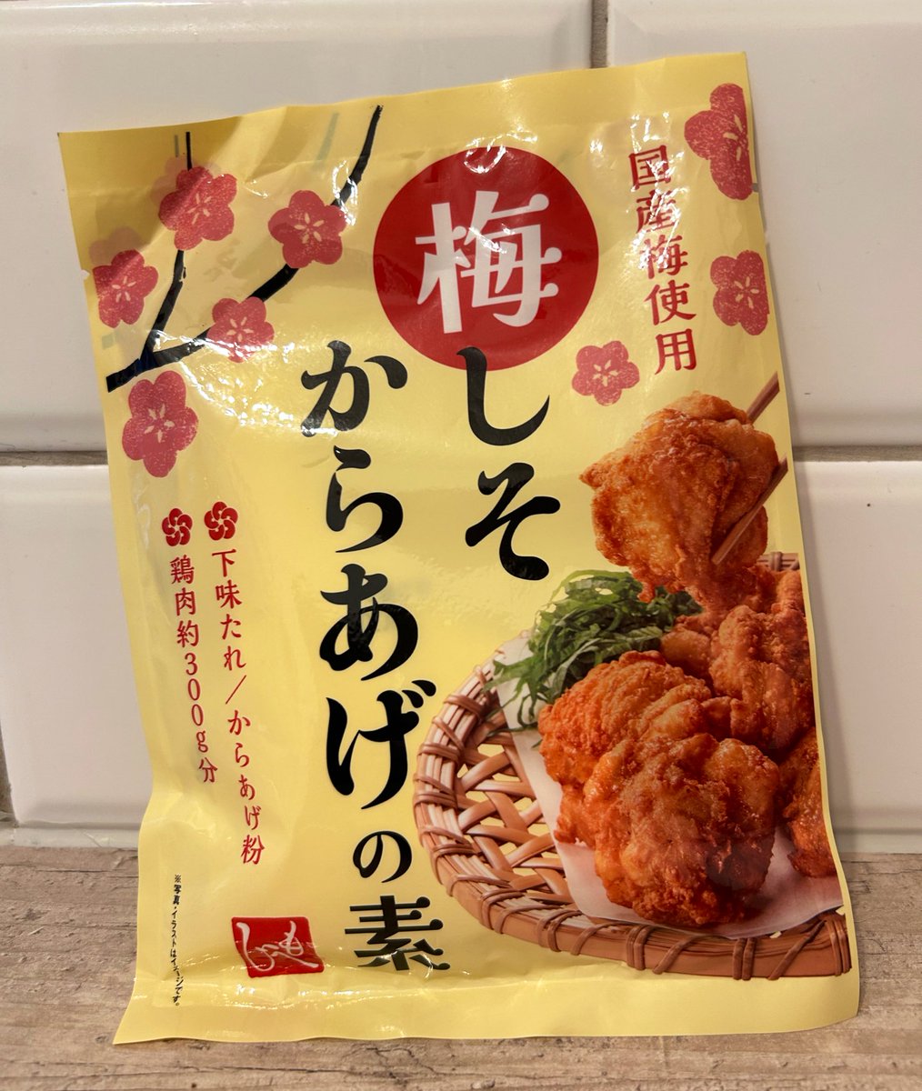 夕ごはんは血湧き鶏肉躍る頂き物の梅しそから揚げ(右/めちゃ旨い!)と、いつもの通常から揚げ(左/安定して旨い!)の2種類。昨日ジャパン祭で手に入れた柚子ドレッシングをサラダにかけたら想像以上の味わい!今後サラダが楽しみになりそう!デザートは最後1個の福島産の梨。絶品に涙! #葉キッチン 
