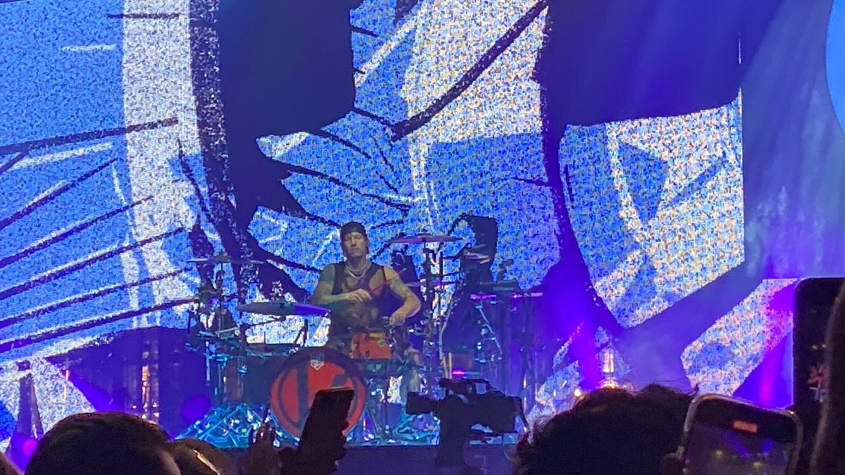 See more photos from the <a href="/twentyonepilots/">twenty one pilots</a> show on our Instagram! 

instagram.com/p/DAw0uibNN3q/…

#twentyonepilots #tøp #joshdun #tylerjoseph <a href="/joshuadun/">josh dun</a> <a href="/tylerrjoseph/">tyler jøseph</a>