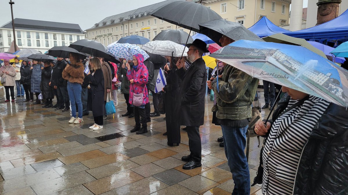 Heute auf dem Karlsruher Marktplatz zur Mahnwache für #7Oktober2023. Volle Solidarität mit #ısrael!  #BringThemHome