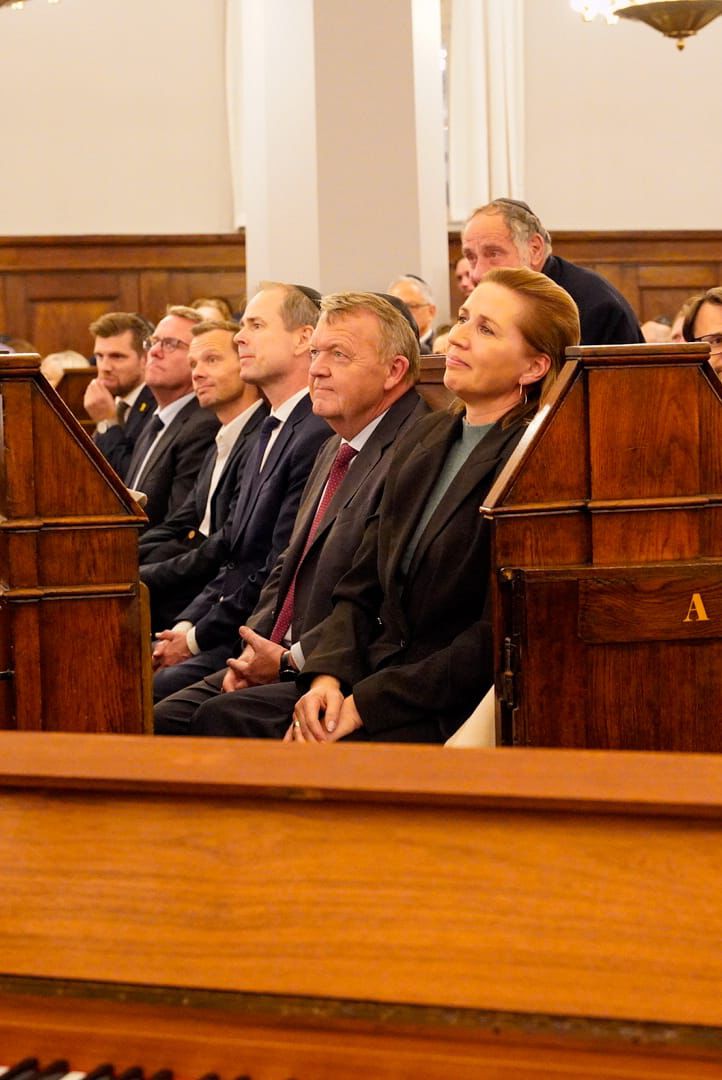 Israel in Denmark (@israelindenmark) on Twitter photo Et år efter massakren den 7. oktober samledes vi i dag i det <a href="/Joedisksamfund/">Det Jødiske Samfund</a> for at mindes ofrene for Hamas’ terrorangreb. Synagogen i København var fyldt med mennesker, forenet i sorg og solidaritet. Danmarks urokkelige støtte var stærkt repræsenteret ved fremmødet af Et år efter massakren den 7. oktober samledes vi i dag i det <a href="/Joedisksamfund/">Det Jødiske Samfund</a> for at mindes ofrene for Hamas’ terrorangreb. Synagogen i København var fyldt med mennesker, forenet i sorg og solidaritet. Danmarks urokkelige støtte var stærkt repræsenteret ved fremmødet af