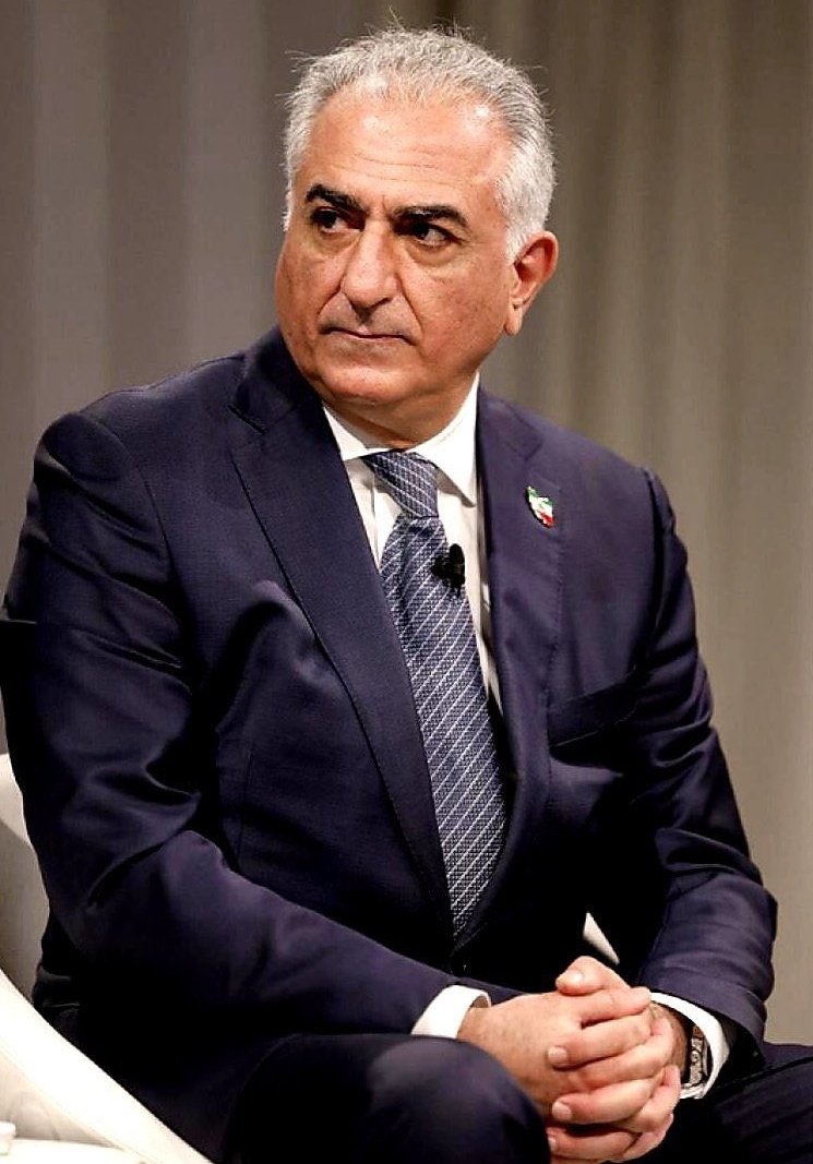 اگر ذره‌ایی تردید هم وجود داشت که کت تن کیه رفع شد!
#SHAH
#KingRezaPahlavi