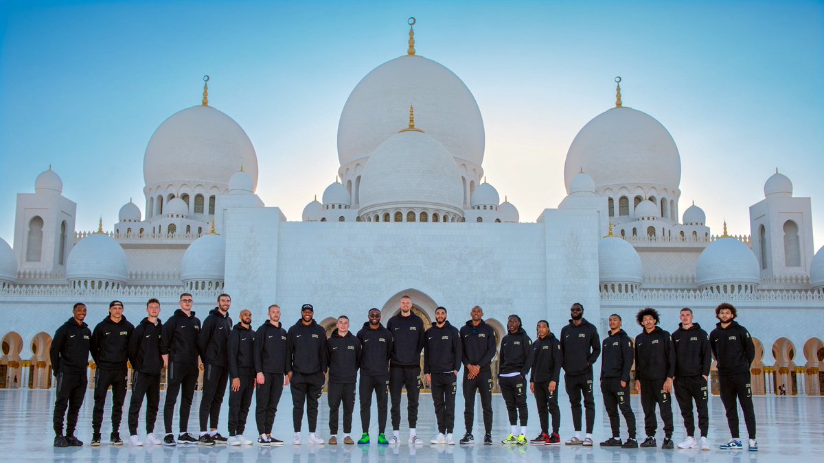 arelismreynoso's tweet photo. The champions returned home after a great stay in Dubai, the pre season games was so fun VS ⁦@nuggets⁩ #nbaglobalgames #Celtics 🙌🏻💚 https://t.co/dyqHz8EB4b