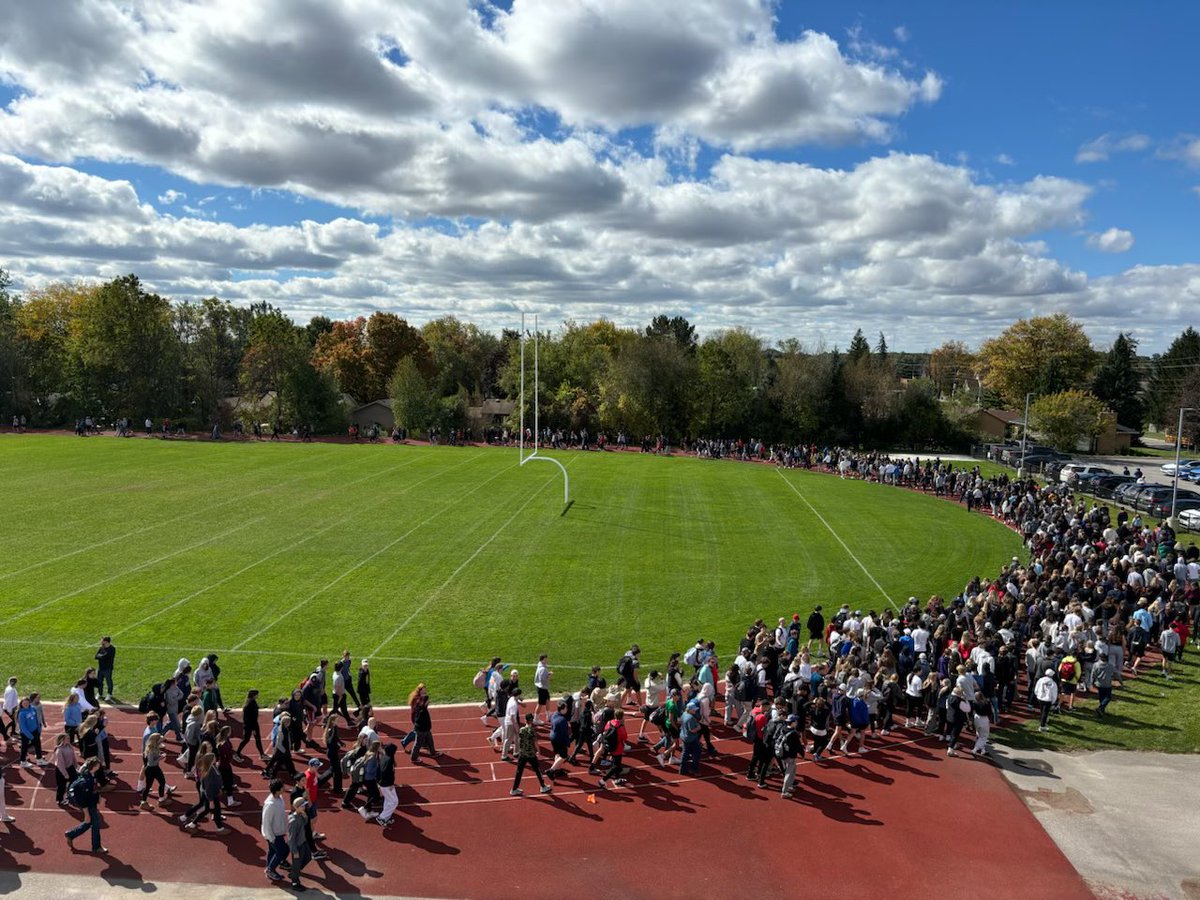 A beautiful afternoon for a great cause 🏃 ❤️ 🤠 
Teacher relay and whole-school walk for <a href="/TerryFoxCanada/">Terry Fox Foundation</a> at the end of the day.