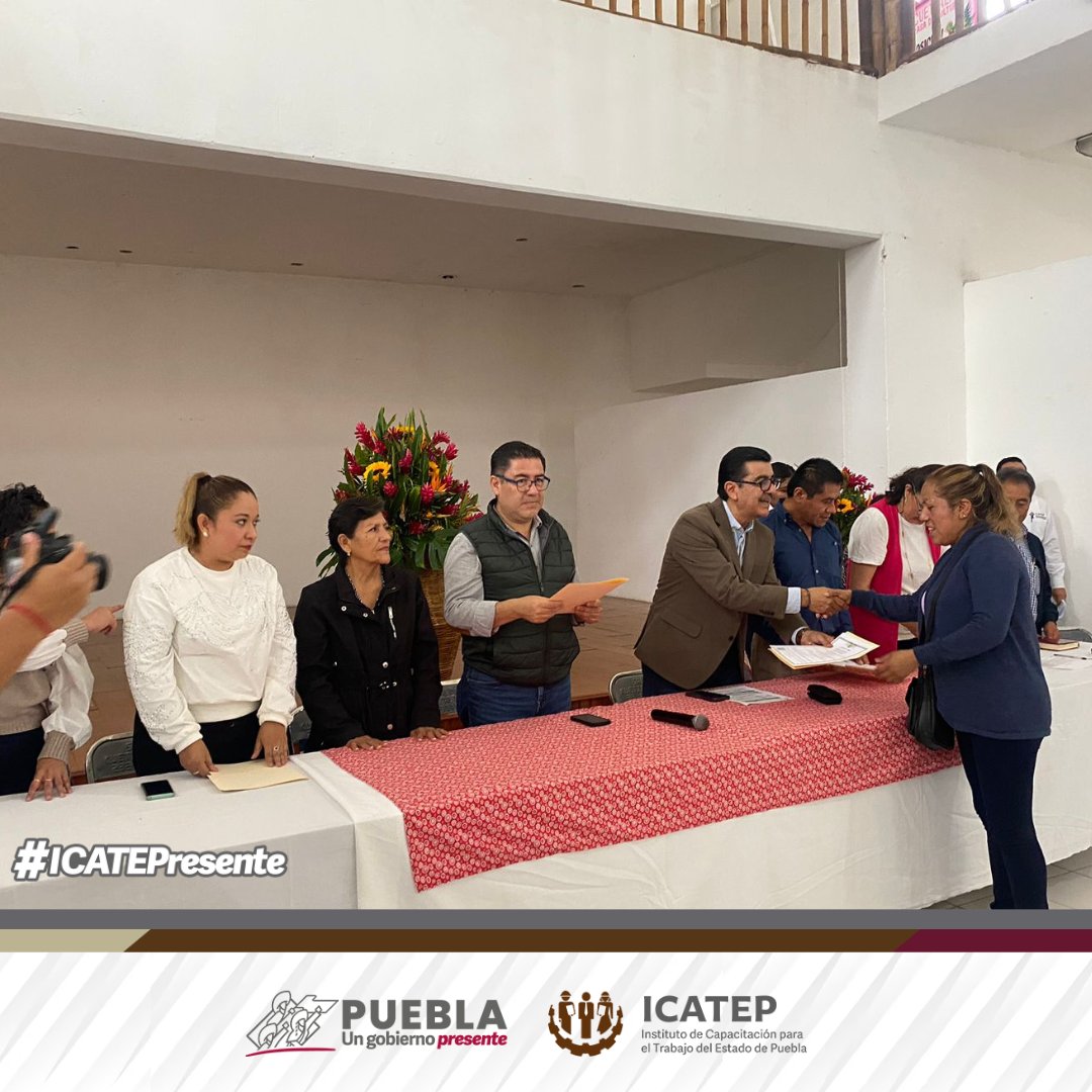 ICATEP_Oficial's tweet photo. Entrega de Constancias en el H. Ayuntamiento de Cuetzalan del Progreso Puebla📄👏🏻🙌🏻
En la Casa de Cultura de Cuetzalan se realizó la entrega de constancias #ACTURMEX a guías turísticos que concluyeron los cursos de ecoturismo, estudio de caso del área natural, manejo de crisis, diseño de producto turístico, entre otros.
También se otorgaron constancias del programa PROABIM a mujeres que finalizaron el curso de Venta Especializada en Productos y Servicios.
Agradecemos la presencia del Presidente municipal, Gerson Calixto Dattoli; la Regidora de Turismo, Cultura y Ecología, Cristina López Márquez, y el Director General del ICATEP, Jonathan Salazar Mendiguchía.
¡Felicidades a todos los participantes por este logro! 👏🏻 #UnGobiernoPresente #Aprenderparaemprender #ICATEPresente