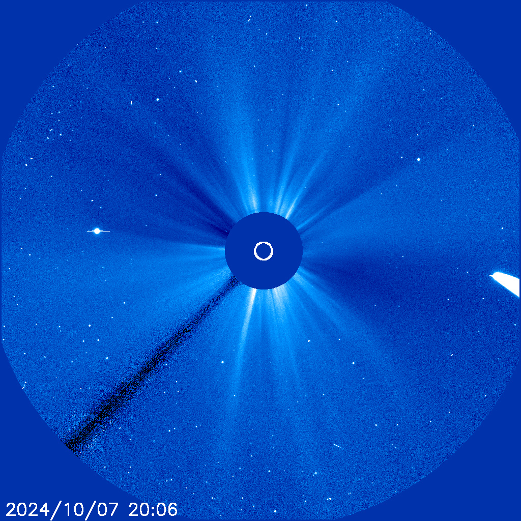 _SpaceWeather_'s tweet photo. Super bright comet C/2023 A3 (Tsuchinshan-ATLAS) and its tail has just entered LASCO's field of view from the right side. It will be visible in LASCO's field of view for the coming 4 days and might be the brightest comet to ever be seen on SOHO/LASCO! Incredible! https://t.co/MDjbyuUau8
