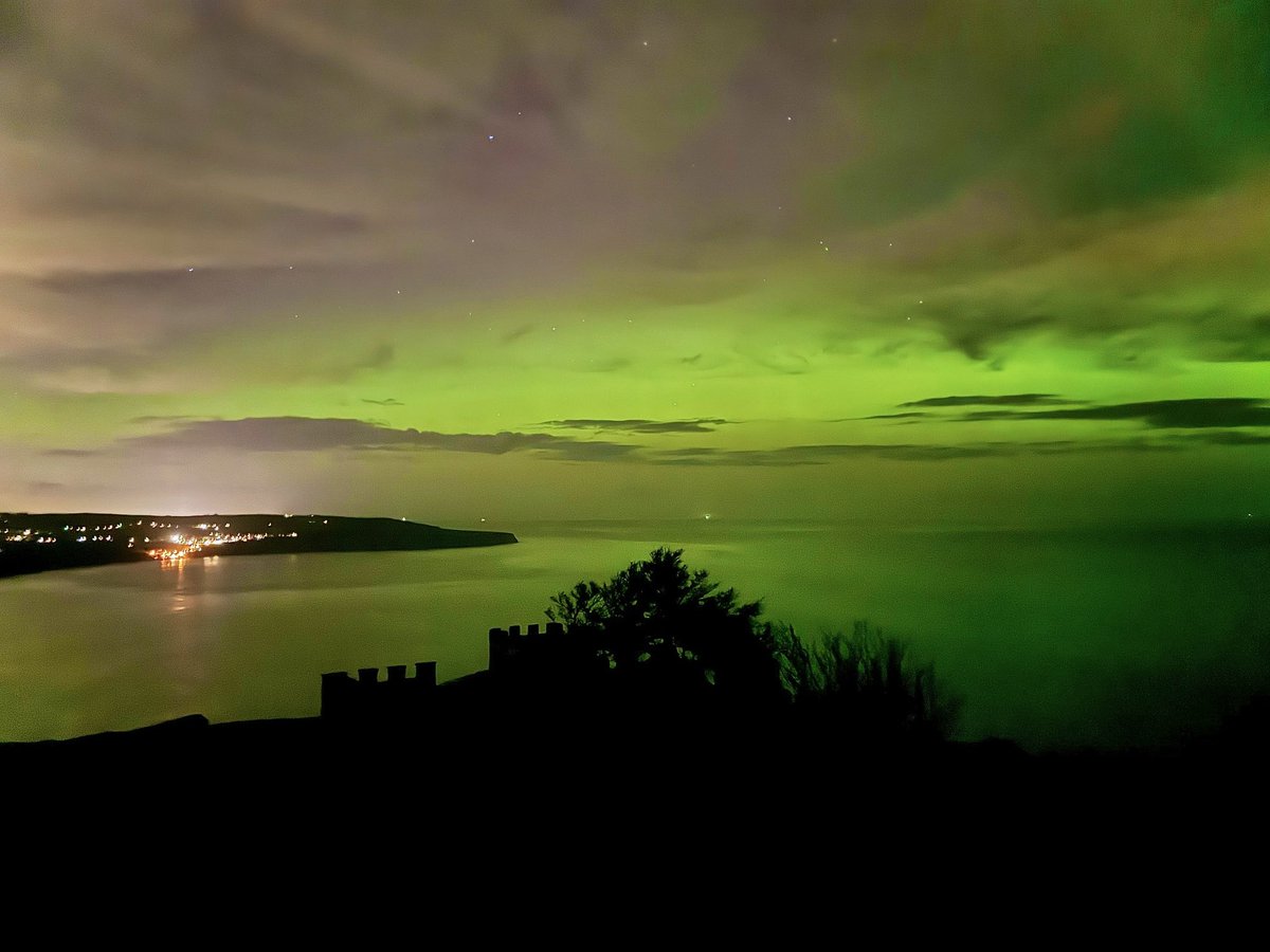 Aurora Borealis over Robin Hood’s Bay from Ravenscar this evening! 
#northernlights #auroraborealis
