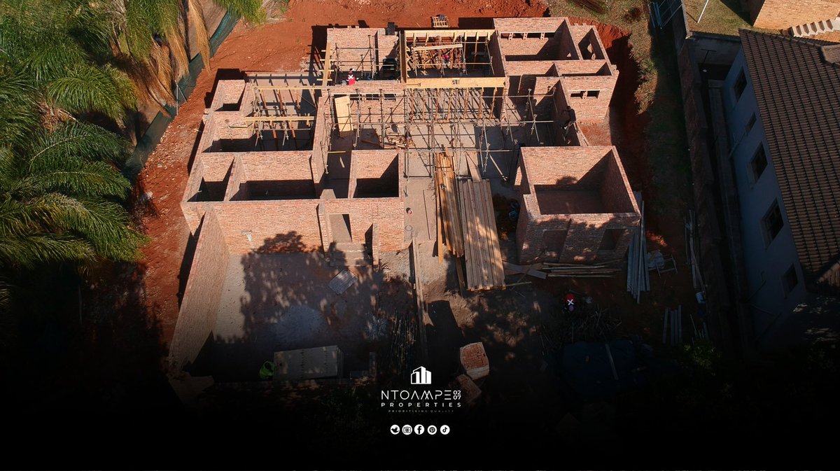 Ntoampe0207's tweet photo. Progress update from Aqua Park Estate, Tzaneen! Our skilled team is setting the stage for a sturdy superstructure slab. Scaffolding in place, ready for the next phase! #Ntoampe0207Properties #ConstructionProgress #AquaParkEstate #Tzaneen #BuildingWithPrecision https://t.co/3CYXznI4aN