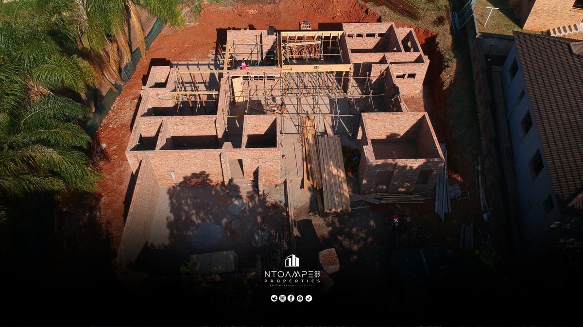 Ntoampe0207's tweet photo. Progress update from Aqua Park Estate, Tzaneen! Our skilled team is setting the stage for a sturdy superstructure slab. Scaffolding in place, ready for the next phase! #Ntoampe0207Properties #ConstructionProgress #AquaParkEstate #Tzaneen #BuildingWithPrecision https://t.co/3CYXznI4aN