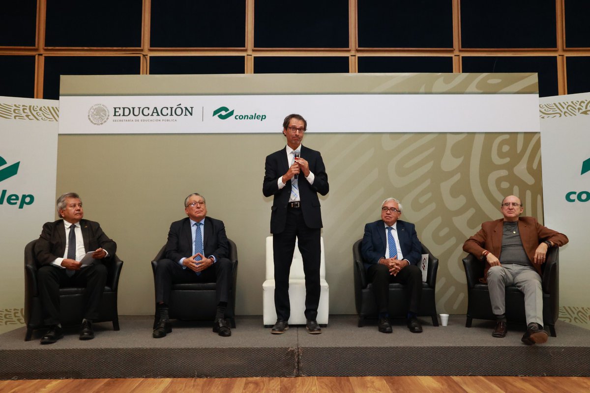 CONALEP_Mex's tweet photo. Con el objetivo de potenciar las habilidades matemáticas y mejorar la comprensión en esta área, se llevó a cabo en Oficinas Nacionales la ponencia “Habilidades matemáticas y cálculo mental” impartida por @AlbertoCoto_G, heptacampeón mundial. 📚��� https://t.co/TRLifKk0l5