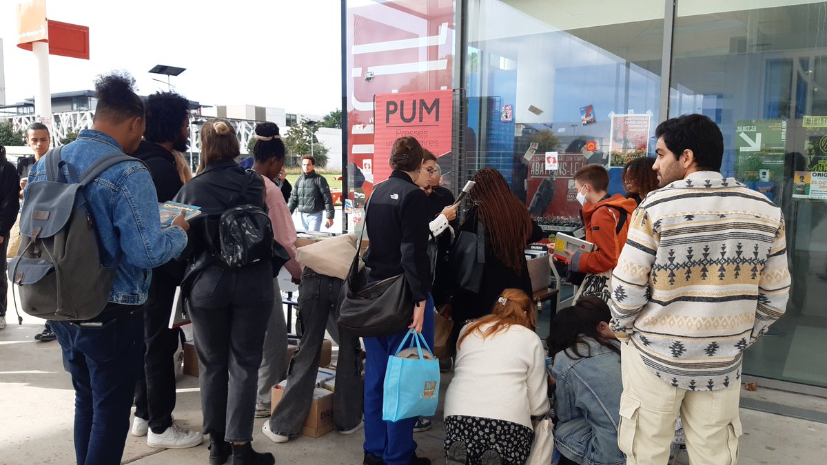 Presses universitaires du Midi. Compte suspendu (@pumidi_editions) on Twitter photo 🥳 Une opération déstockage réussie pour le stand "anti-gaspi" des PUM jeudi dernier <a href="/UTJeanJaures/">UT Jean Jaurès</a>, avec plus de 300 ouvrages écoulés !
🌿 C'était dans le cadre de "Futurs proches", le premier festival des campus en transitions, organisé par <a href="/Univ_Toulouse/">Université de Toulouse</a> et ses partenaires. 🥳 Une opération déstockage réussie pour le stand "anti-gaspi" des PUM jeudi dernier <a href="/UTJeanJaures/">UT Jean Jaurès</a>, avec plus de 300 ouvrages écoulés !
🌿 C'était dans le cadre de "Futurs proches", le premier festival des campus en transitions, organisé par <a href="/Univ_Toulouse/">Université de Toulouse</a> et ses partenaires.