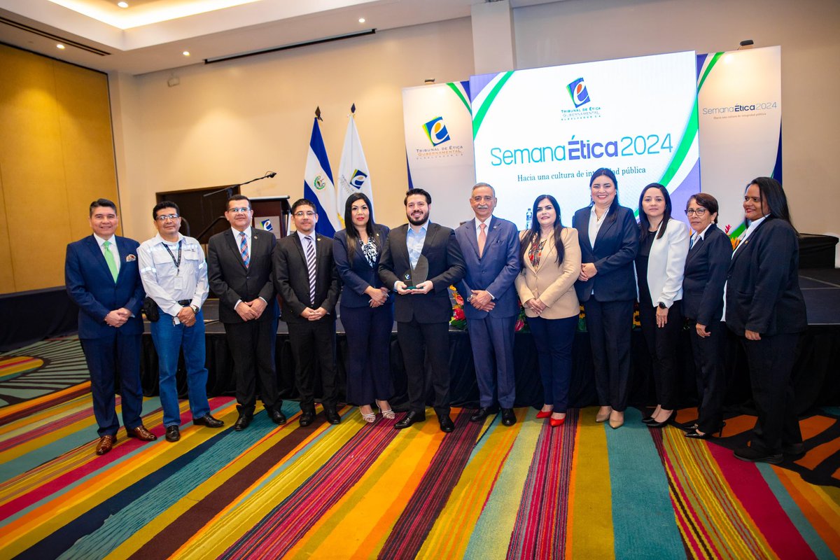 Hoy el <a href="/TEG_ElSalvador/">Tribunal de Ética Gubernamental</a> nos entregó por segundo año consecutivo el reconocimiento “Constructor de la Ética Pública 2024”. 🏆⚡️

Un galardón que nos compromete a seguir trabajando por la transparencia y la ética en el sector energético de nuestro país.
