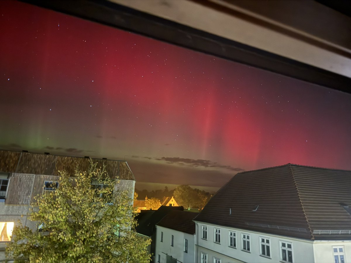Hier bei uns jetzt auch zu sehen die Polarlichter. 🤩
<a href="/nico_0_9_0/">Nico Nestler</a> hat Bescheid gesagt das man sie sieht.