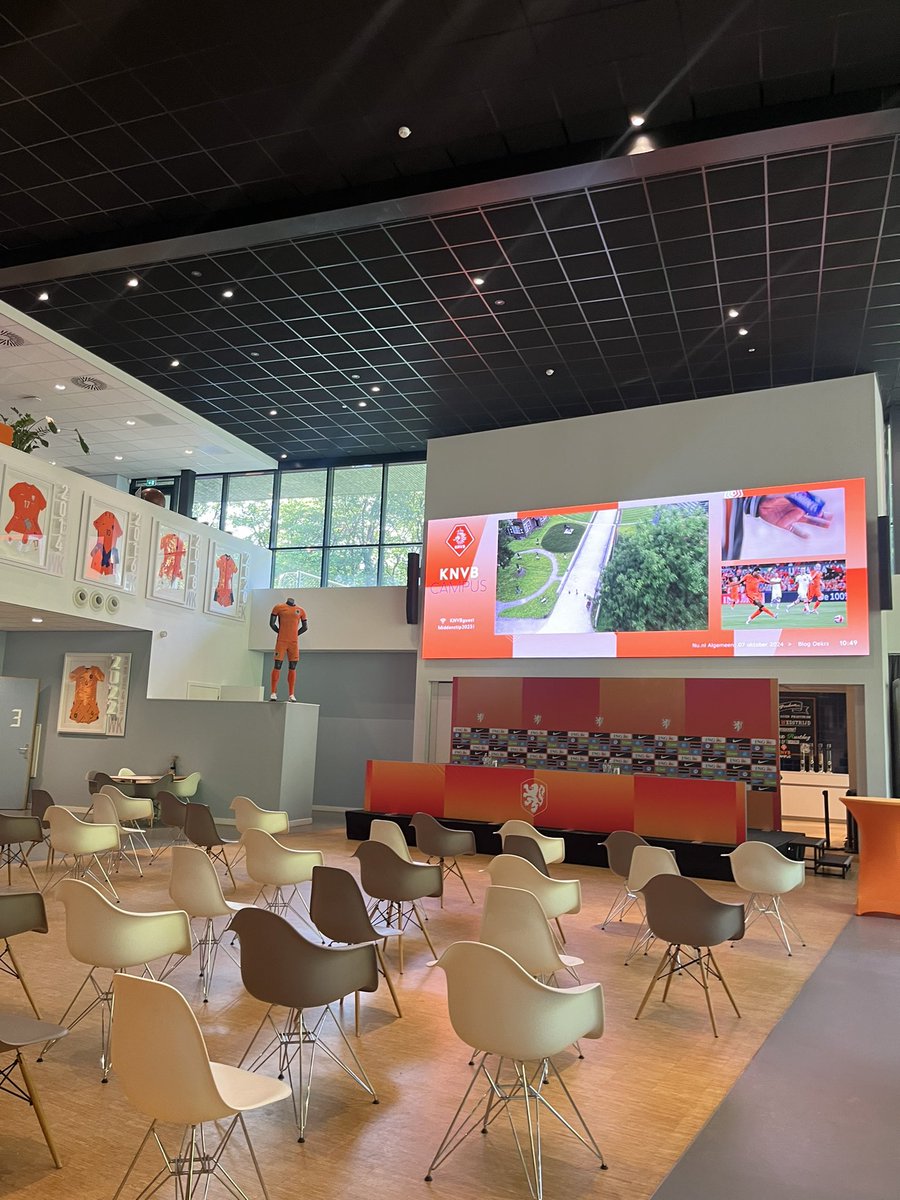 今日はオランダサッカー協会<a href="/KNVB/">KNVB</a> からテレワーク。KNVBキャンパスはユトレヒト郊外の森の中にあり、サッカーに集中するには最高の環境でした。

駐車場で早速ヨハン・クライフの名言を発見。

「サッカーはシンプルだ。しかしシンプルにプレーするのは難しい。」