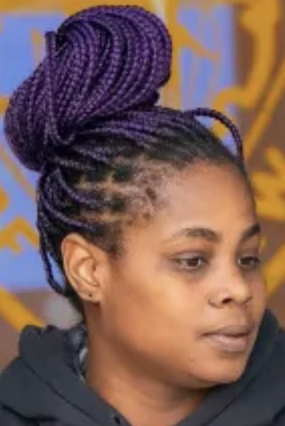AAmmaazzing's tweet photo. @CrimeInNYC Is that a purple entryway doormat cut into strips on her head?🤷🏿‍♀️ https://t.co/EAD24icA6Y