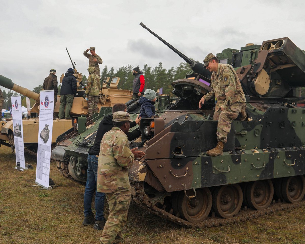 iiiarmoredcorps's tweet image. Soldiers of 2-12 CR, @1stCavalryDiv, displayed Armored Vehicles at the Bemowo Piskie Training Area in Poland to support the East Bullet Holes Marksmanship Competition, hosted by the Polish Army’s 15th Mechanized Brigade.

#IIIArmoredCorps | #FirstTeam | #AmericasHammer