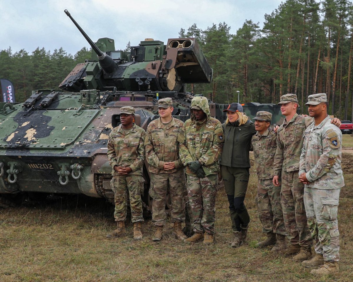 iiiarmoredcorps's tweet image. Soldiers of 2-12 CR, @1stCavalryDiv, displayed Armored Vehicles at the Bemowo Piskie Training Area in Poland to support the East Bullet Holes Marksmanship Competition, hosted by the Polish Army’s 15th Mechanized Brigade.

#IIIArmoredCorps | #FirstTeam | #AmericasHammer