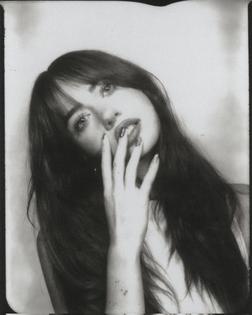 WINSLOOWW's tweet image. ⠀⠀⠀⠀⠀⠀⠀⠀⠀⠀⠀⠀⠀⠀⠀
  ⠀⠀⠀⠀㋡ 𝐀𝐌𝐀𝐑𝐘𝐋𝐋𝐈𝐒 𝐖𝐈𝐍𝐒𝐋𝐎𝐖.
               
Vivons en éclats de rires,
Dansons sous le ciel étoilé.
Ô, douce muse, sans un soupir,
N’appelle pas nos larmes voilées.