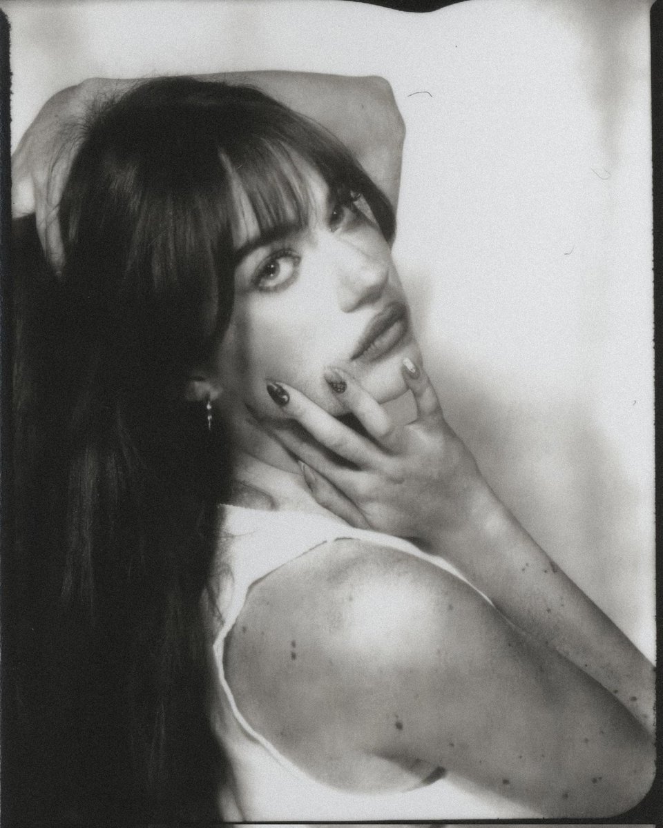 WINSLOOWW's tweet image. ⠀⠀⠀⠀⠀⠀⠀⠀⠀⠀⠀⠀⠀⠀⠀
  ⠀⠀⠀⠀㋡ 𝐀𝐌𝐀𝐑𝐘𝐋𝐋𝐈𝐒 𝐖𝐈𝐍𝐒𝐋𝐎𝐖.
               
Vivons en éclats de rires,
Dansons sous le ciel étoilé.
Ô, douce muse, sans un soupir,
N’appelle pas nos larmes voilées.