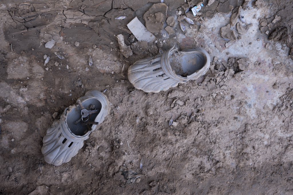 Forgotten shoes and keys at a neighborhood in Maiduguri. 

As many people are displaced, many neighborhoods have lost items scattered around.

#MaiduguriFlood #TheAfterMath