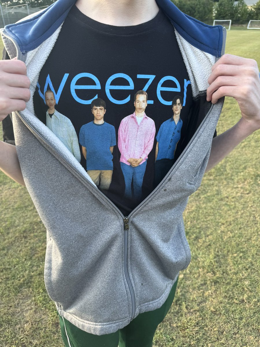 tad3r_'s tweet photo. Weezer https://t.co/DdOQQtBJ25